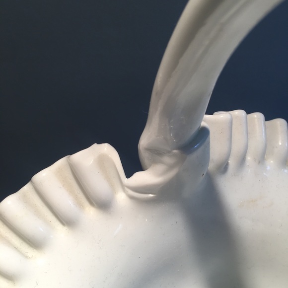 Milk glass (rare) basket with handle - Picture 4 of 4